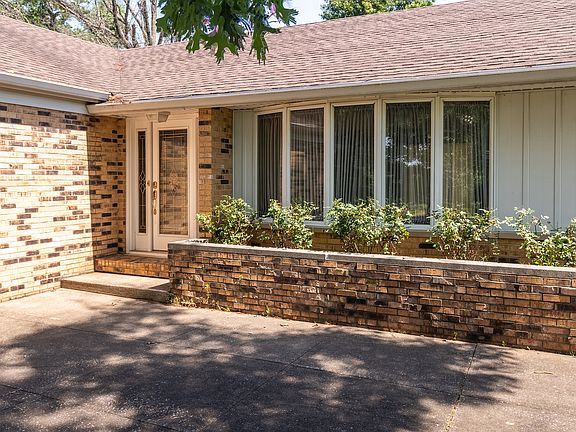 5th image of 105 Woodlake Ln