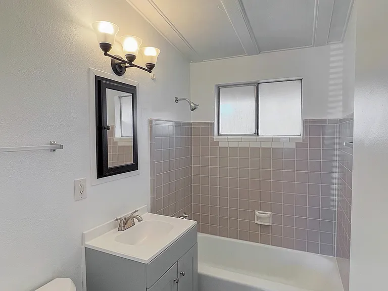 560 E Oakland Ave — Photo 9