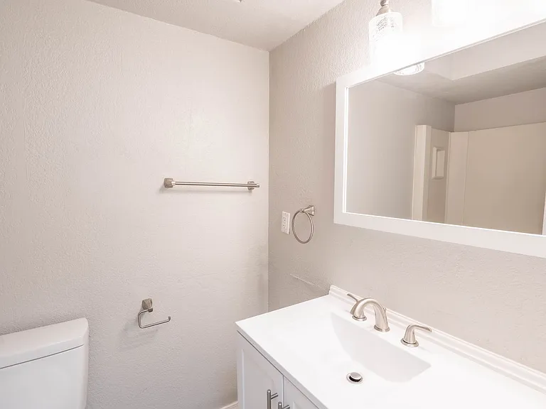 1355 E 60th St Duplex — Photo 15