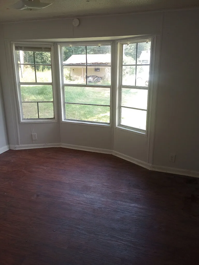 3 bed, 1.5 bath, $880 — Photo 2