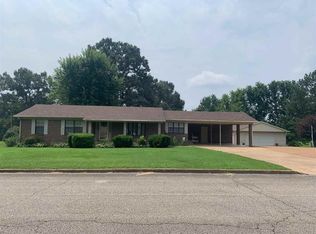 56 Greenbriar Ave, Lexington, TN 38351