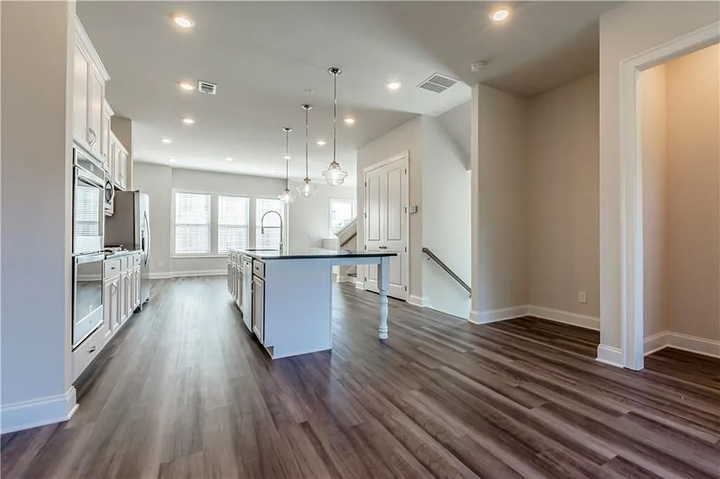 4 bed, 4.0 bath, 2366 sqft, $3,450 — Photo 4