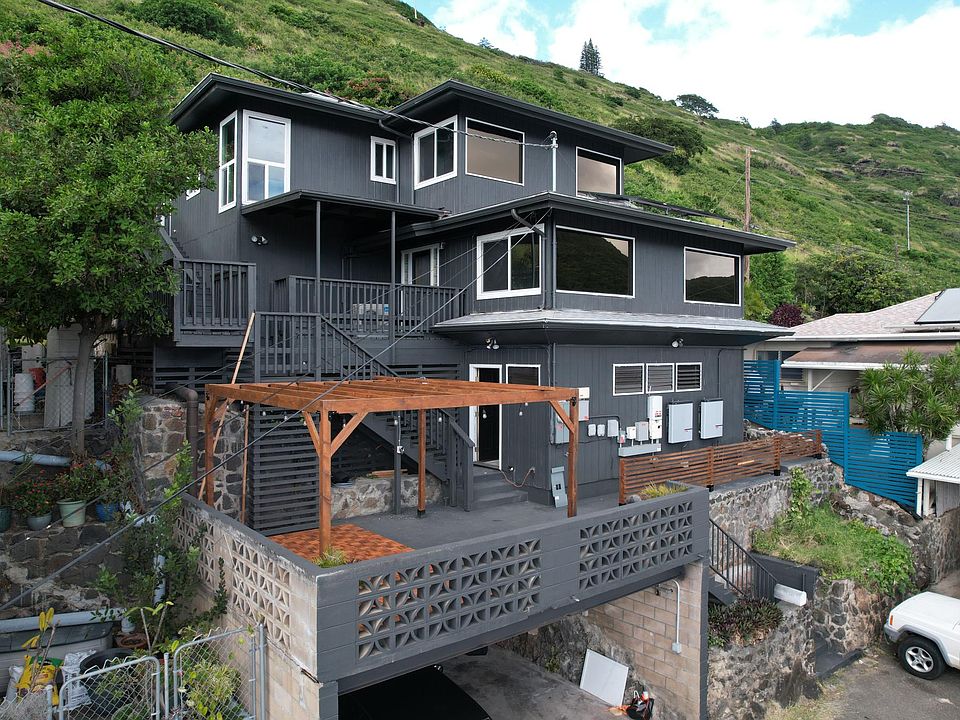Large Updated House in Palolo Valley. Close (5 min) to University of Hawaii and 10 min to Waikiki.