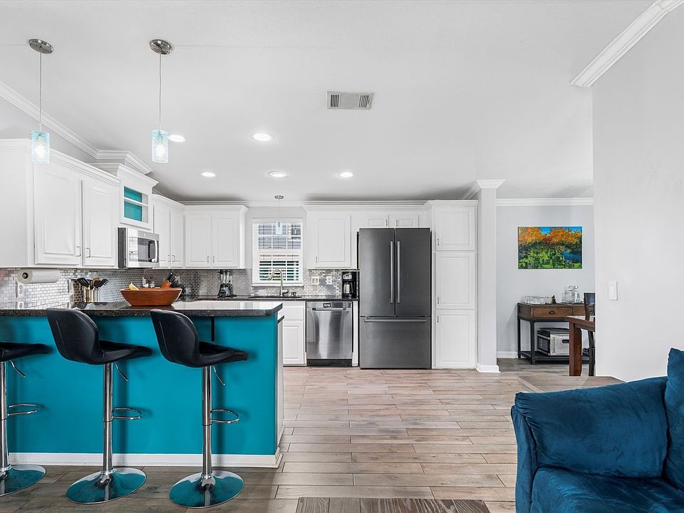1st image of 10 Riviera Dr