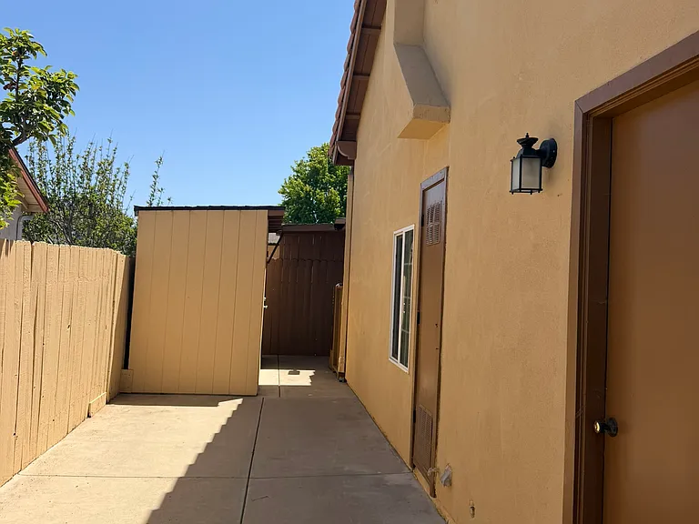 1010 W Robert Ln #1 — Photo 1