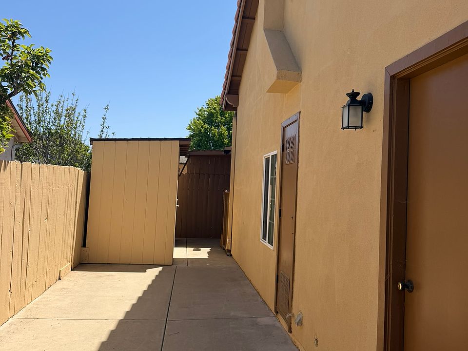 1st image of 1010 W Robert Ln #1