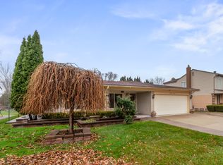 4822 Peachtree Dr, Sterling Heights, MI 48310