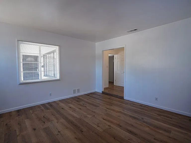 604 W 10th St — Photo 23