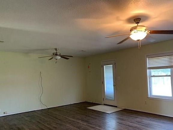 3rd image of 406 Hoover Cir