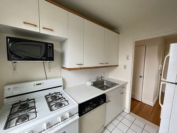 5th image of 140-18 Burden Cres #6100