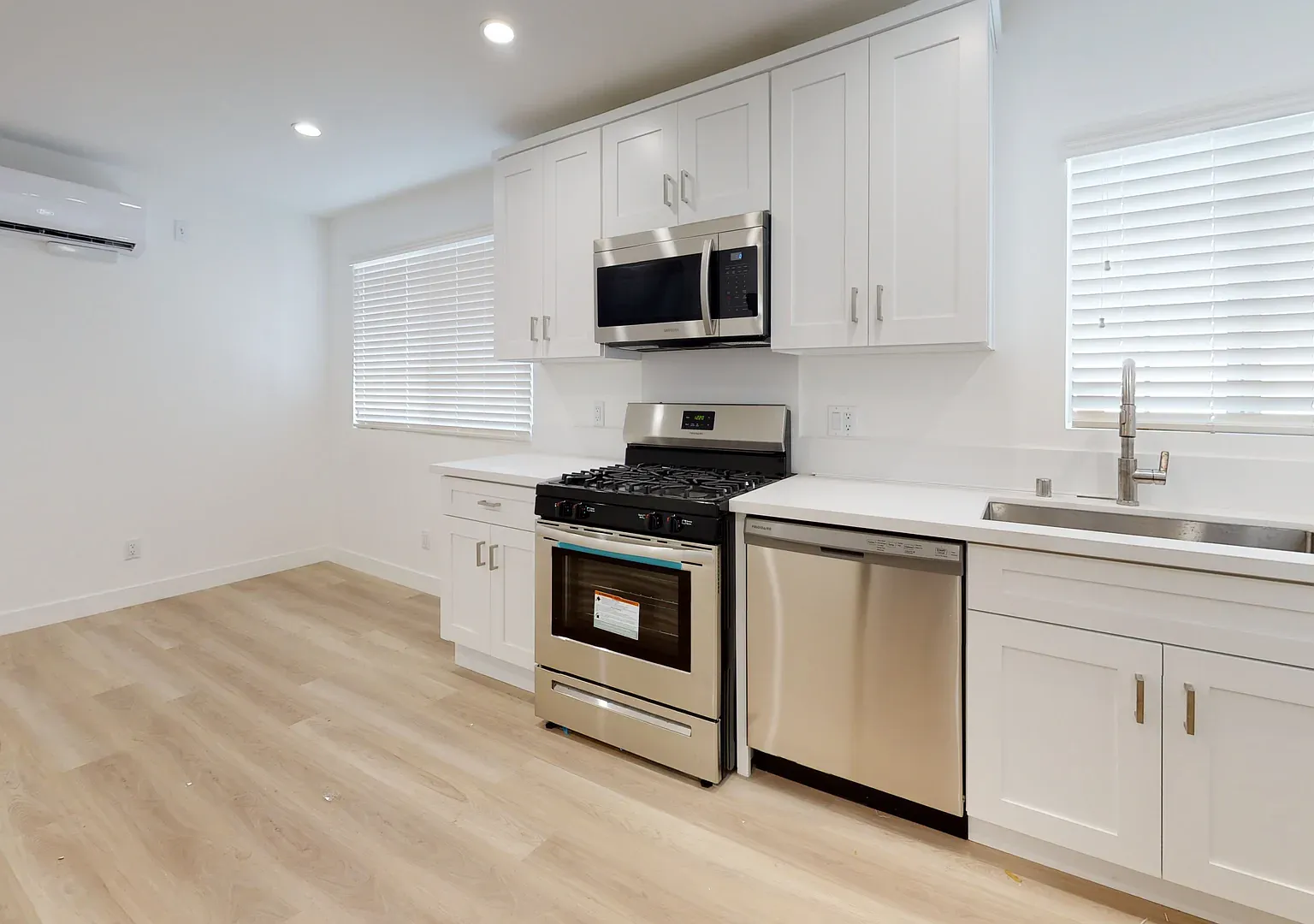 1118 W 25th St — Photo 2