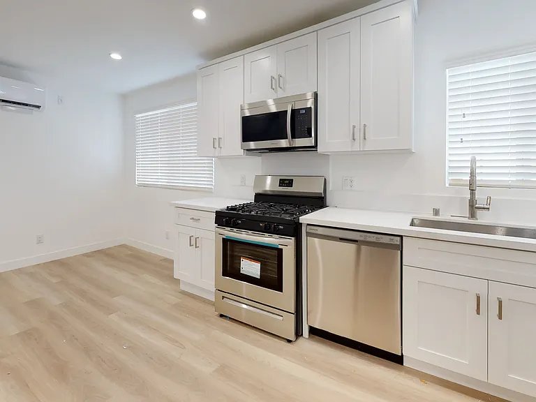 1118 W 25th St — Photo 2