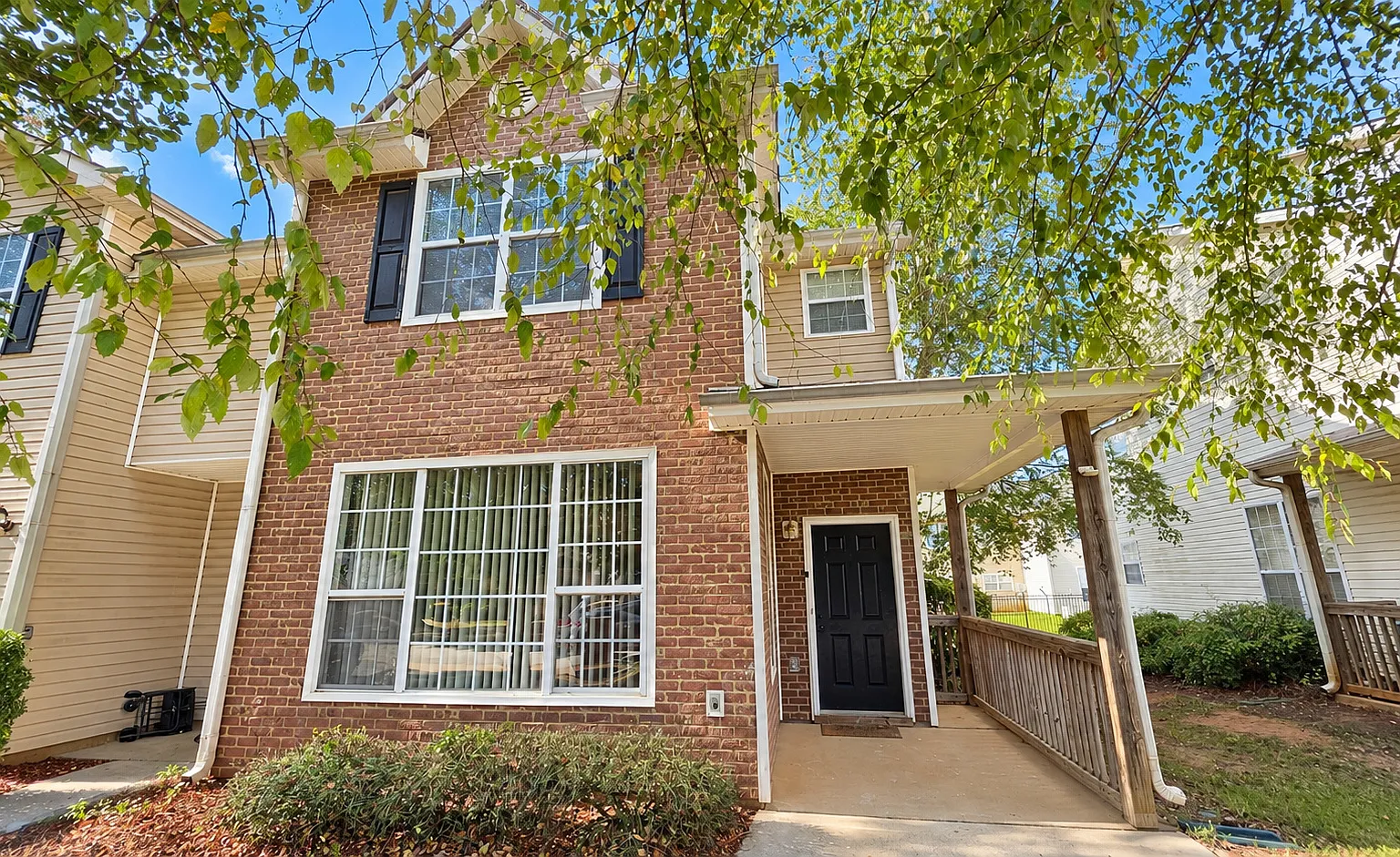 3 bed, 2.5 bath, 1440 sqft, $1,900 — Photo 1