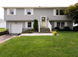 201 Schoolhouse Rd, Warren, RI 02885