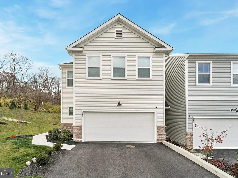 141 Four Leaf Dr — Photo 1