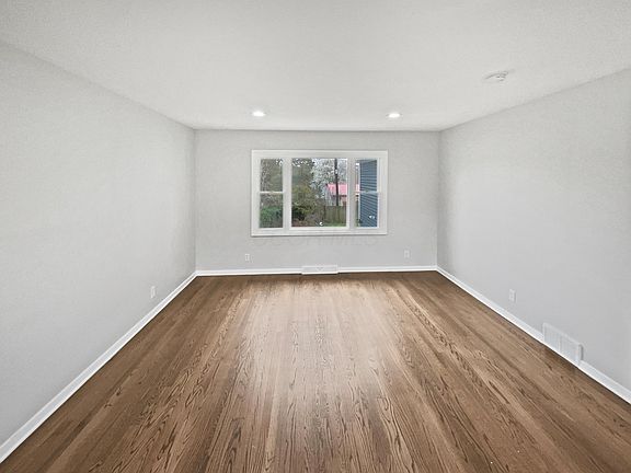 5th image of 1072 Sheridan Dr