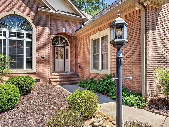 3rd image of 221 Carrington Pl