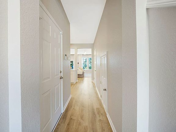 5th image of 233 Sand Oak Blvd