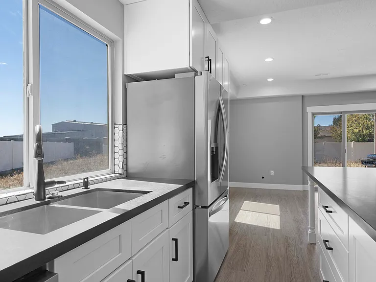 1047 W Boston Ct #B — Photo 5