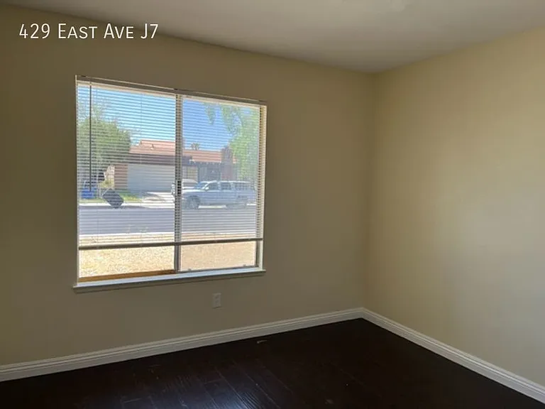 429 E Avenue J7 — Photo 14