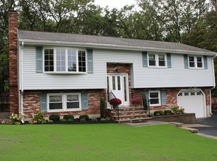 6 Oak Knoll Dr, Woburn, MA 01801