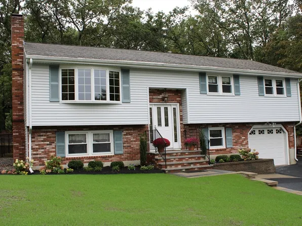 6 Oak Knoll Dr, Woburn, MA 01801