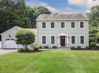 2 Southgate Dr, Cortlandt Manor, NY 10567