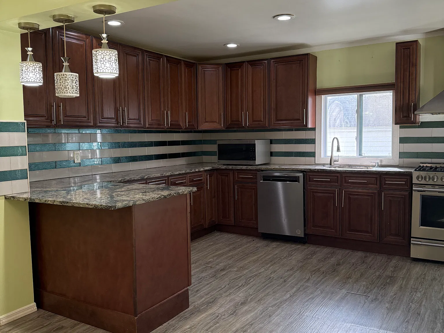 5 bed, 2000 sqft, $3,500 — Photo 4
