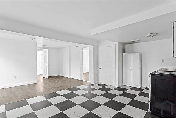 3 bed, 908 sqft, $2,100 — Photo 2