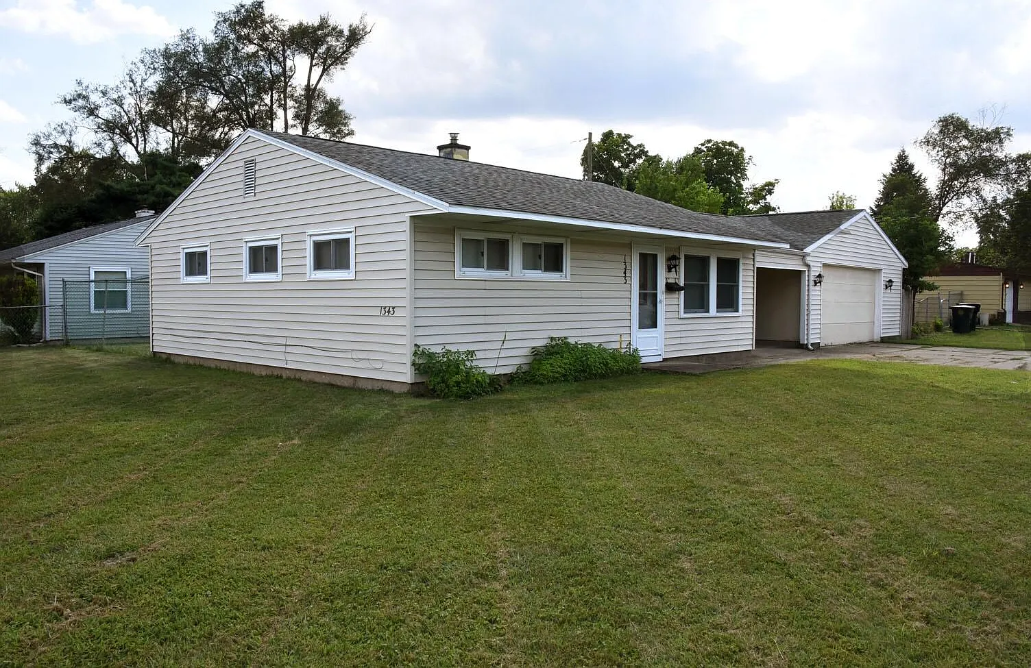 3 bed, 896 sqft, $1,700 — Photo 1