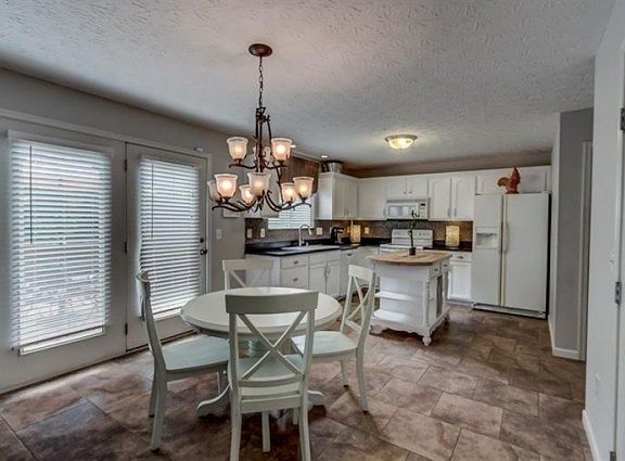 3rd image of 1127 Donner Dr