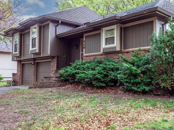 529 SE Brownfield Dr, Lees Summit, MO 64063