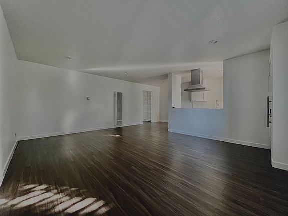 3rd image of 938 E 6th St APT 304