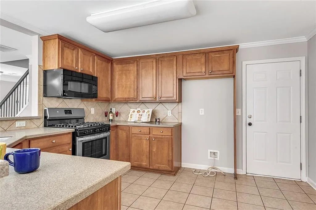 4 bed, 2.5 bath, 1878 sqft, $2,600 — Photo 2
