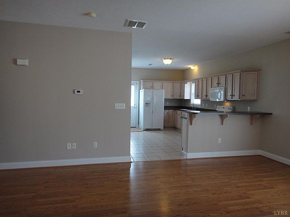 4th image of 301 Wyndhurst Dr