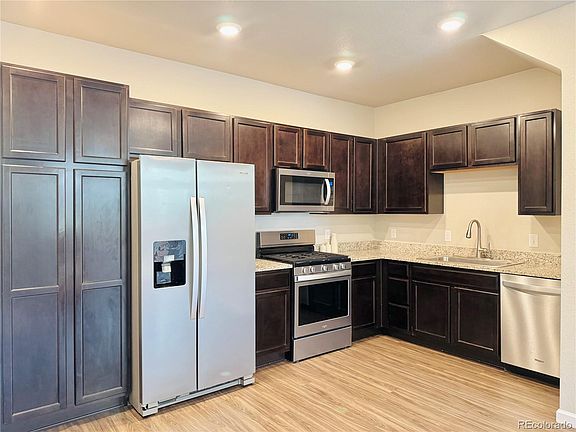 2nd image of 1070 Oak Cir
