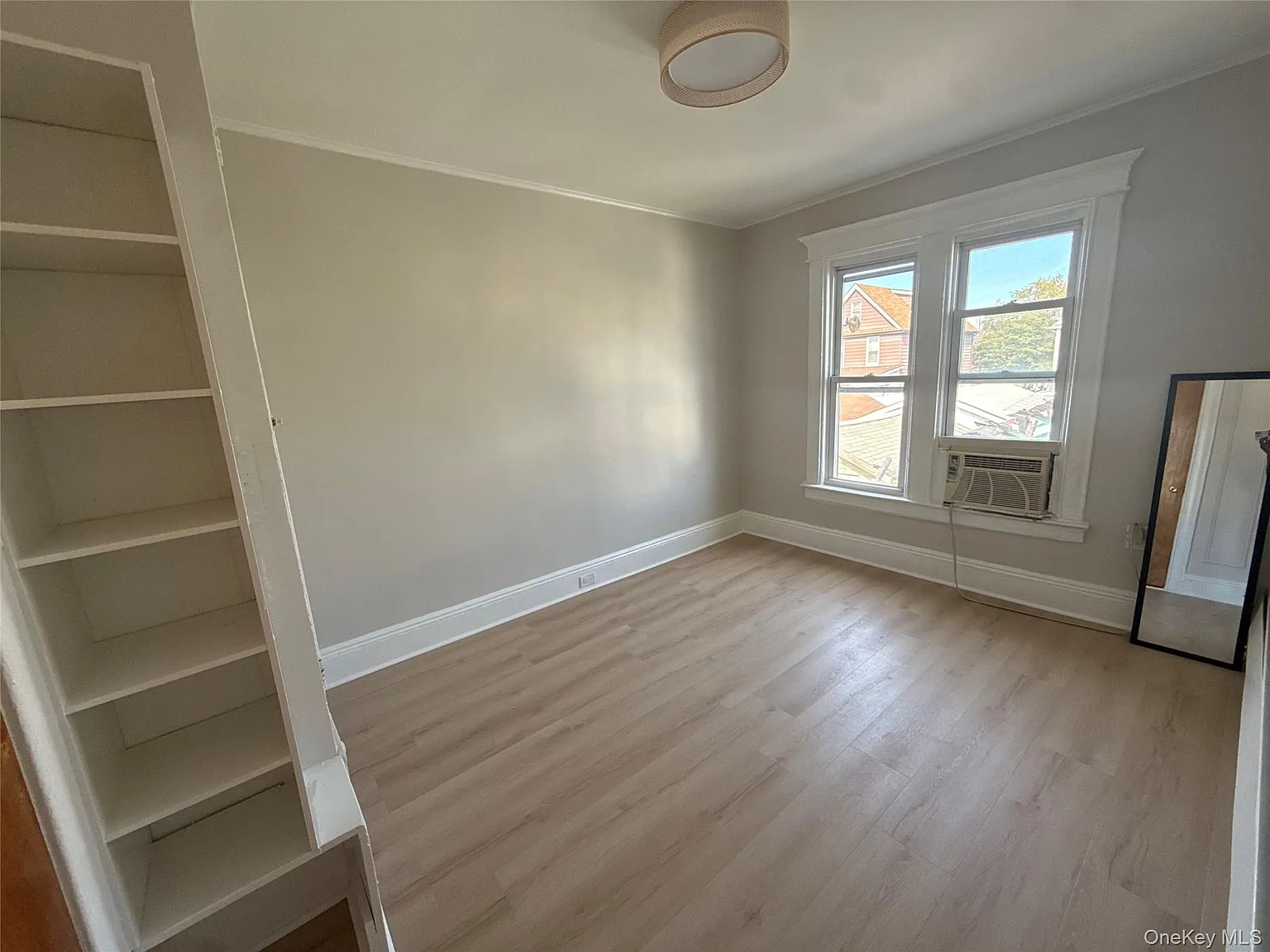 3 bed, 1.0 bath, 1956 sqft, $3,200 — Photo 3