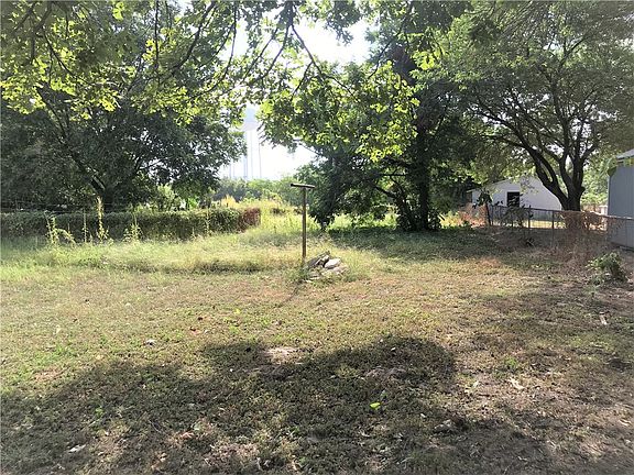 5th image of 2105 N Karnes Ave