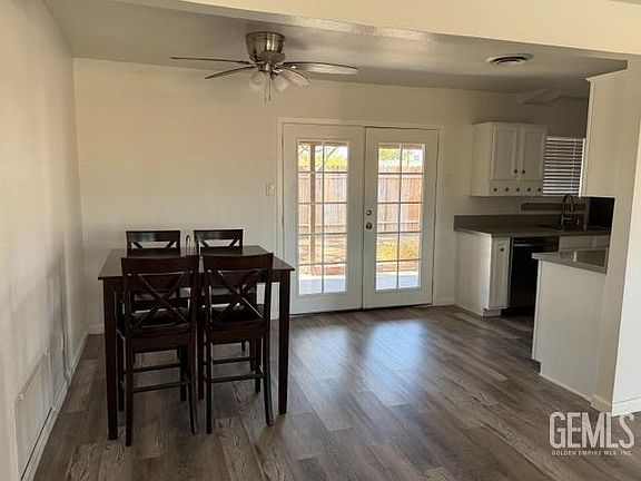 3rd image of 901 W Rader Ave