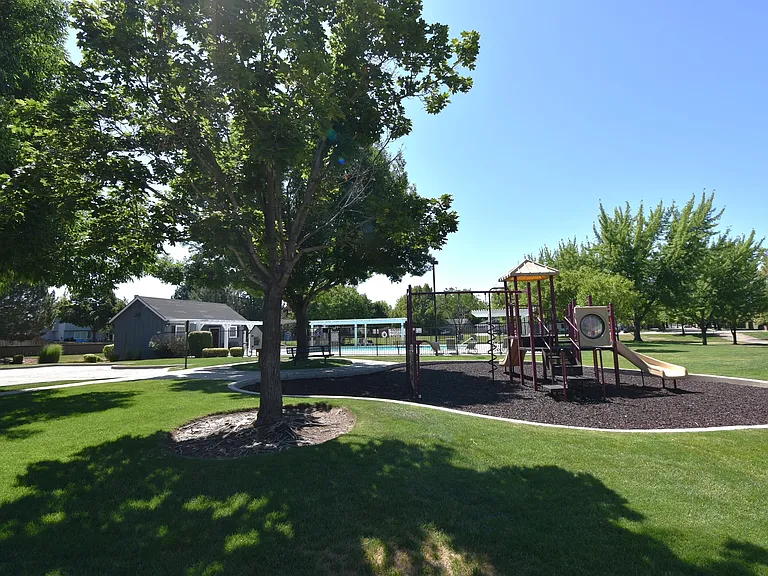354 E Carver Dr — Photo 26