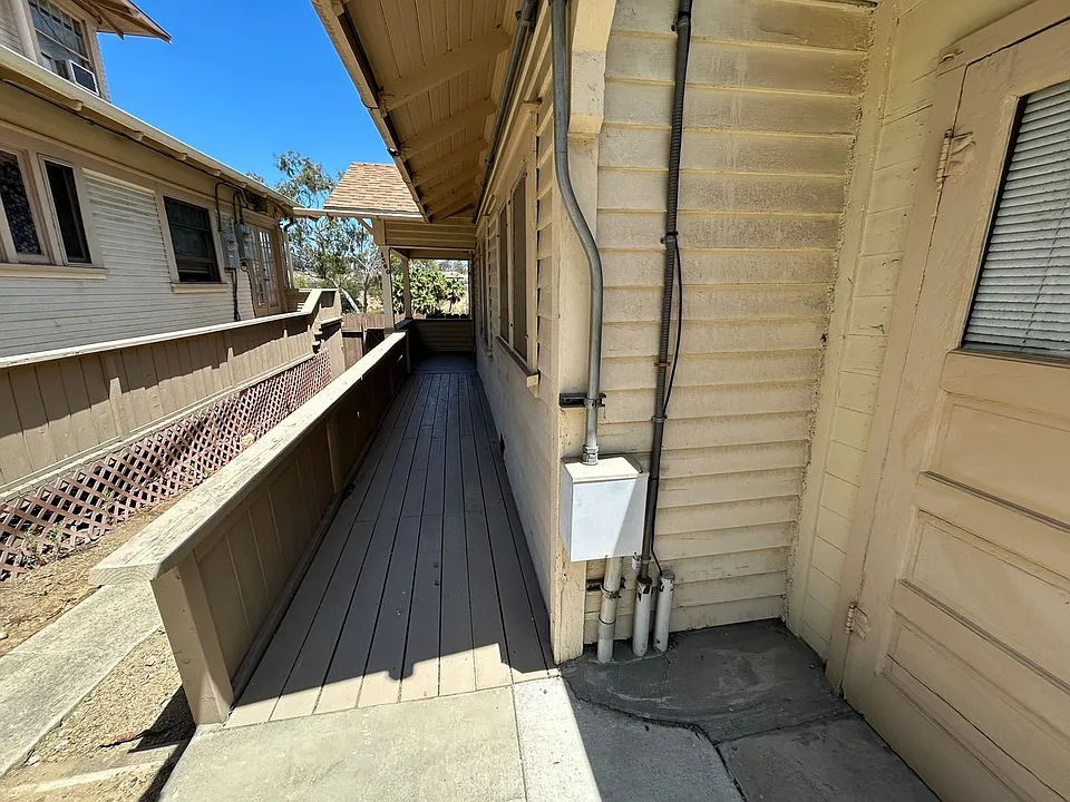 Detached Cottage in Cortez Hills!