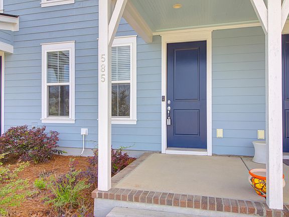 3rd image of 585 Blueway Ave