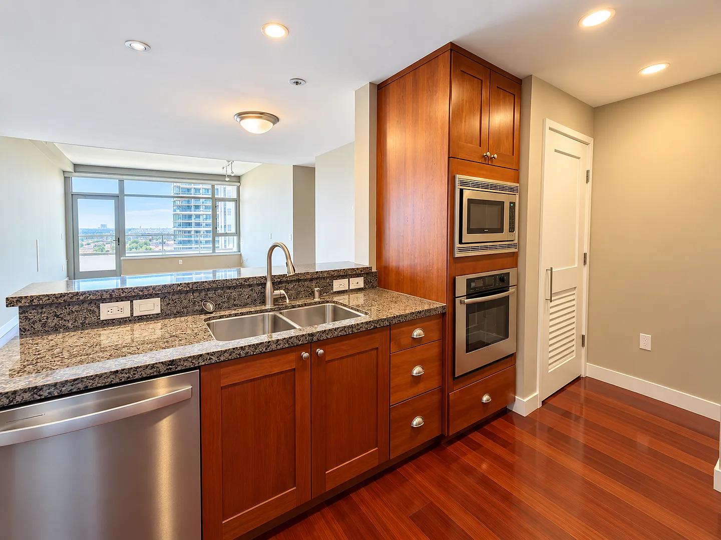 Downtown San Diego Condo Special Construction Rental Rate — Photo 3