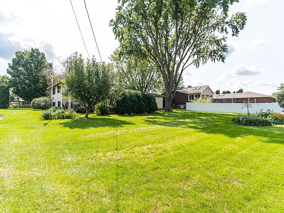 4th image of 250 Lark Ln