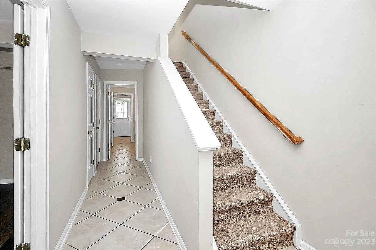 3 bed, 3.5 bath, 1905 sqft, $2,200 — Photo 3