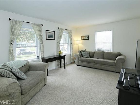3rd image of 1422 Roseland Ave
