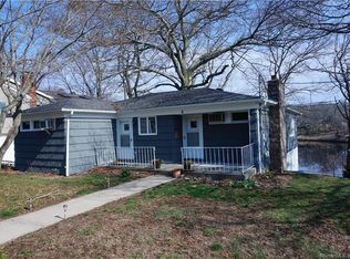 6 Cove View Dr, Quaker Hill, CT 06375