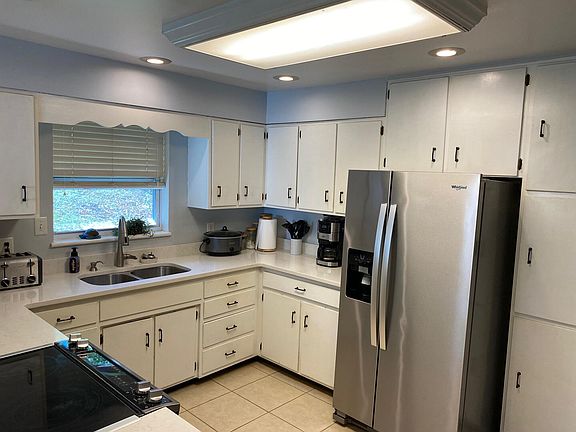 4th image of 1011 Honeysuckle Dr