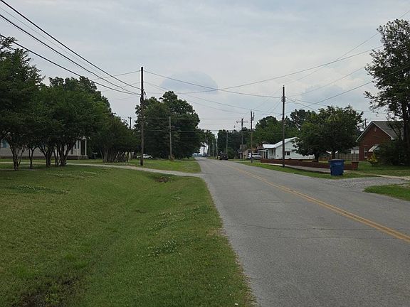 4th image of 405 E 4th St