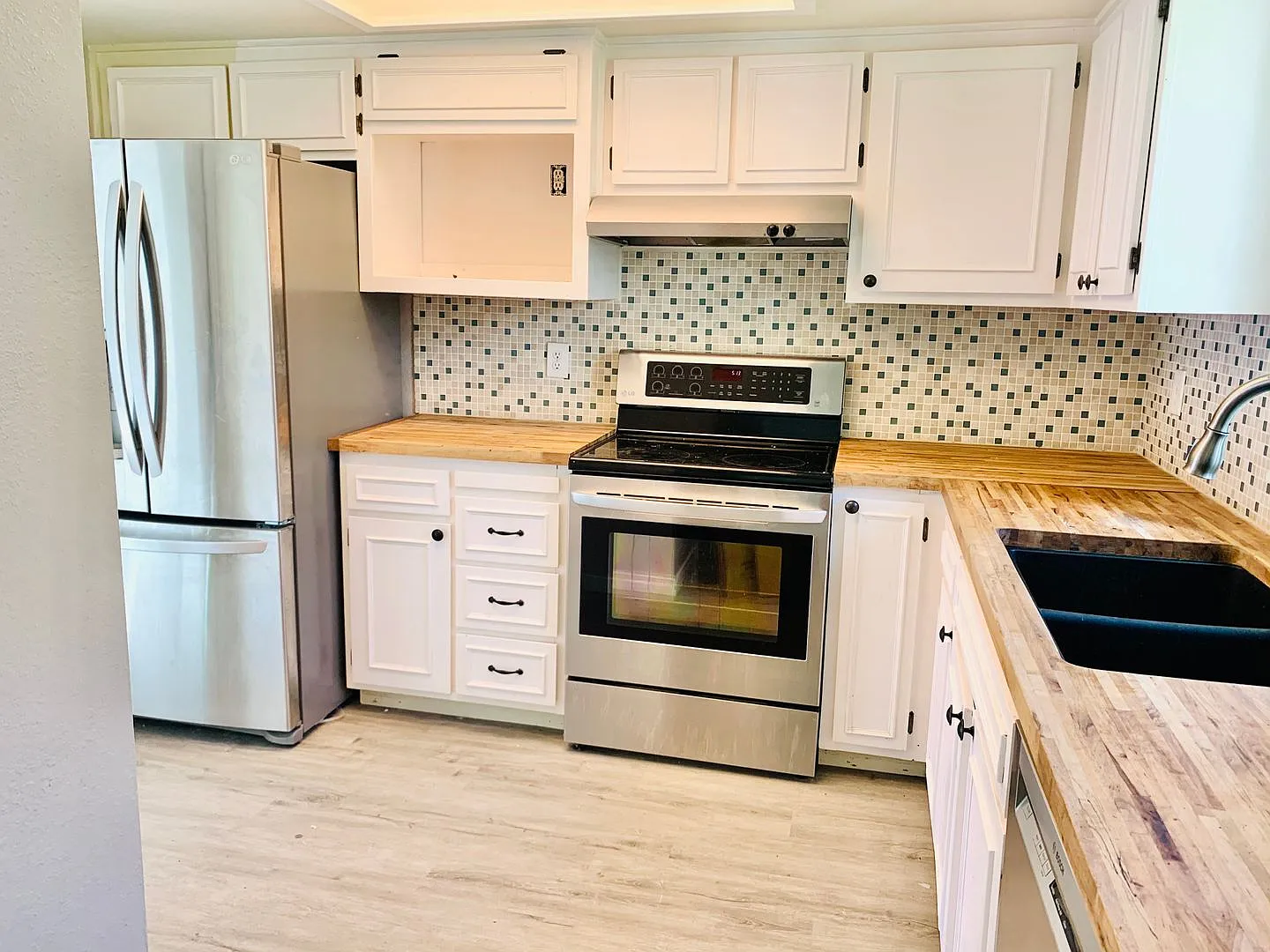 Light, Bright and Updated 2 bed 1.5 bath townhouse in Lynnwood — Photo 2